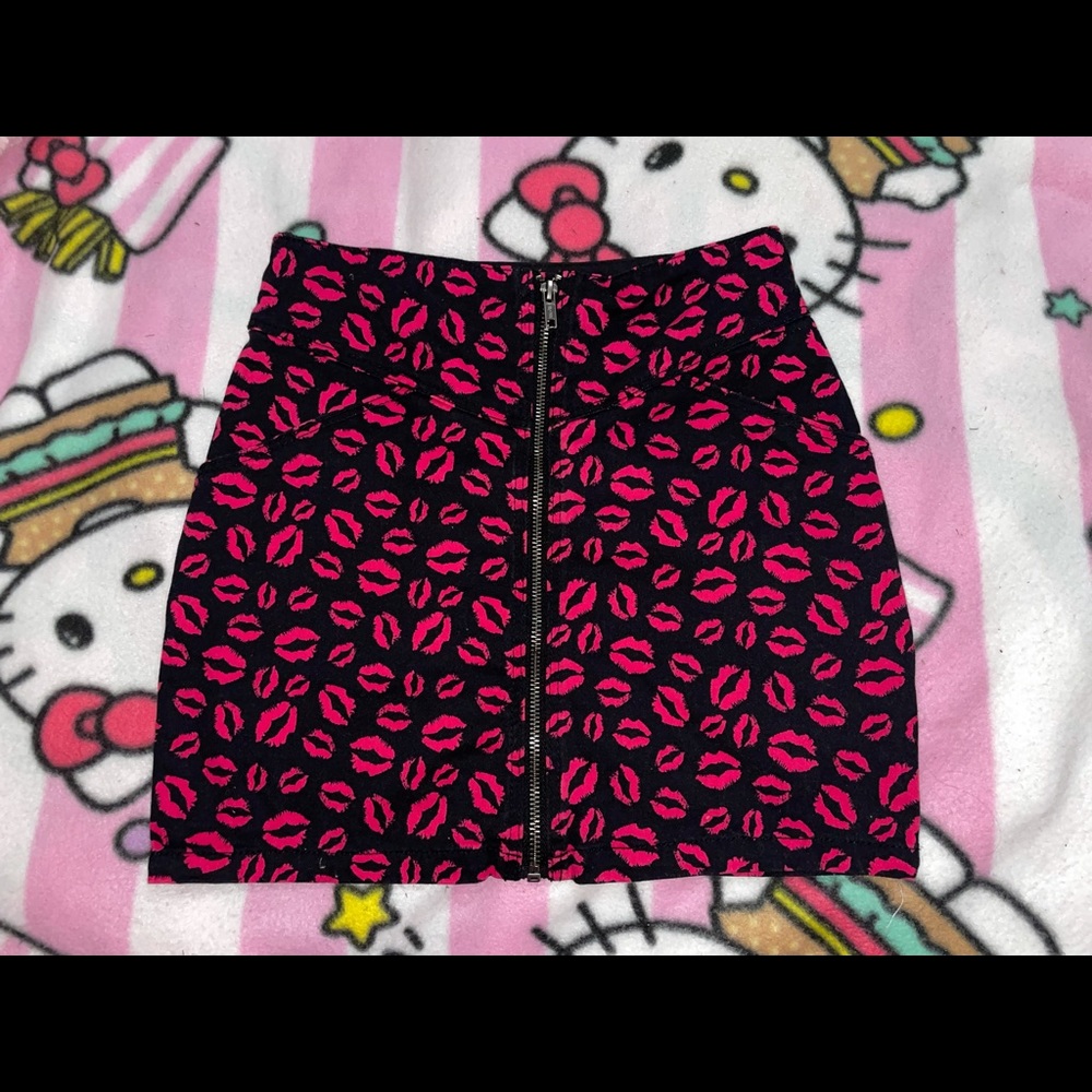 Cute lip kiss print mini skirt with front zipper